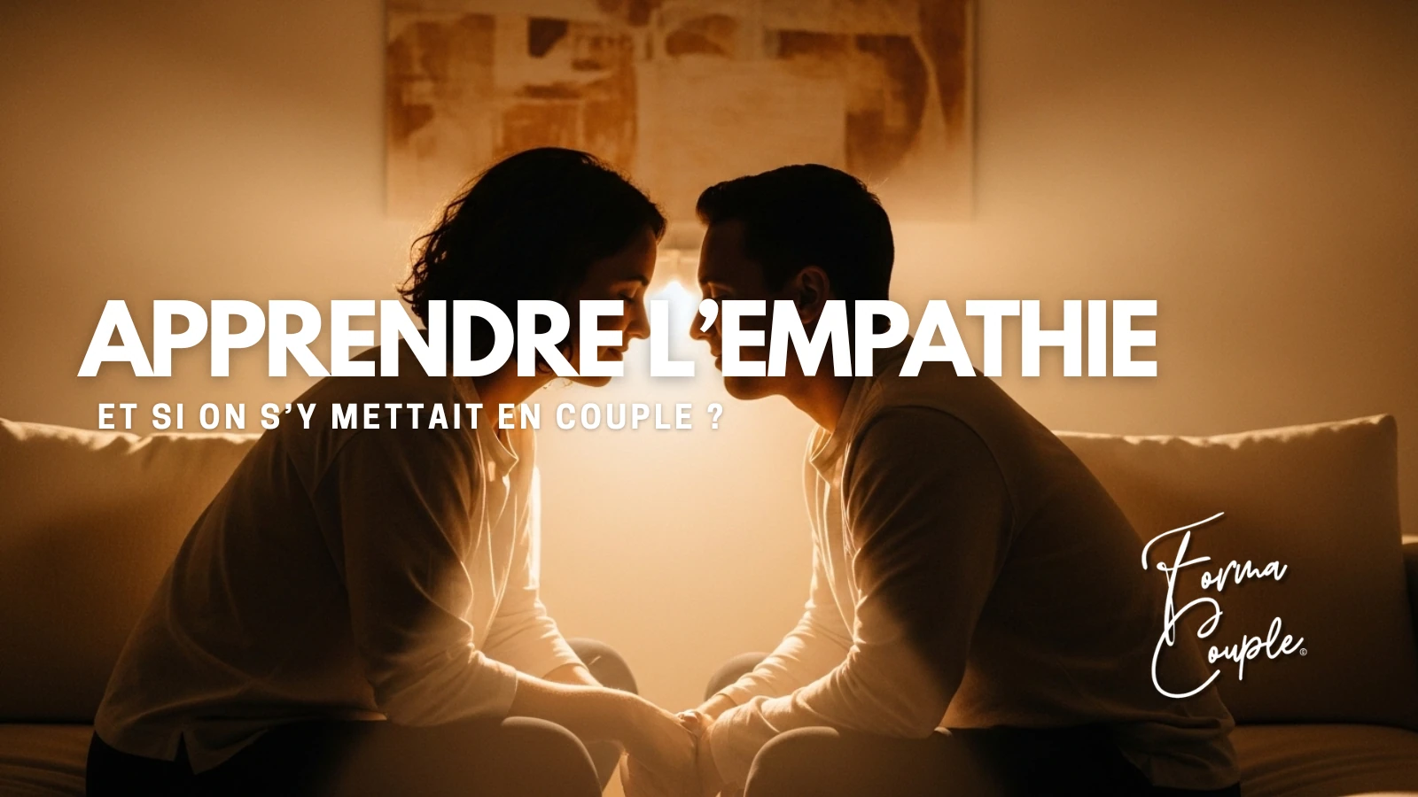 Couple assis face à face dans une lumière douce, fronts presque en contact, illustrant la connexion profonde et l'écoute empathique.