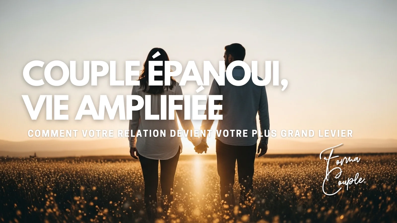 Un couple se tenant la main dans un champ au lever du soleil, symbolisant la croissance et l'avenir. Illustration principale de l'article 'Couple épanoui, vie amplifiée'.