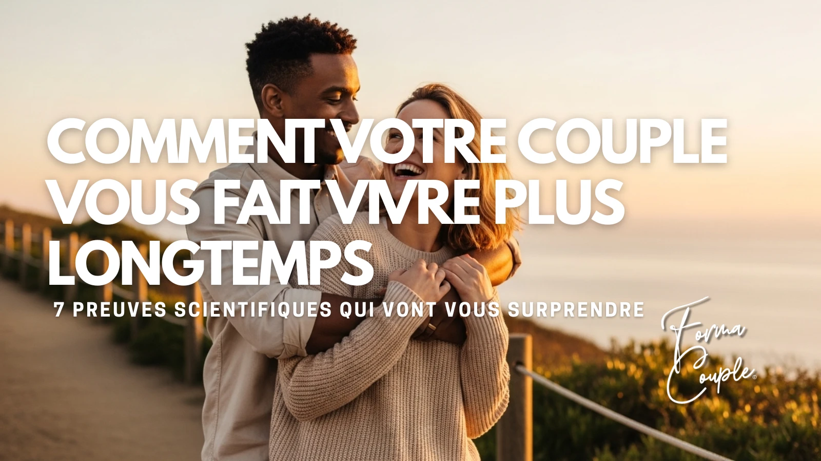 Un couple de seniors élégants et actifs riant ensemble sur un sentier côtier, symbolisant la longévité et le bonheur en couple.