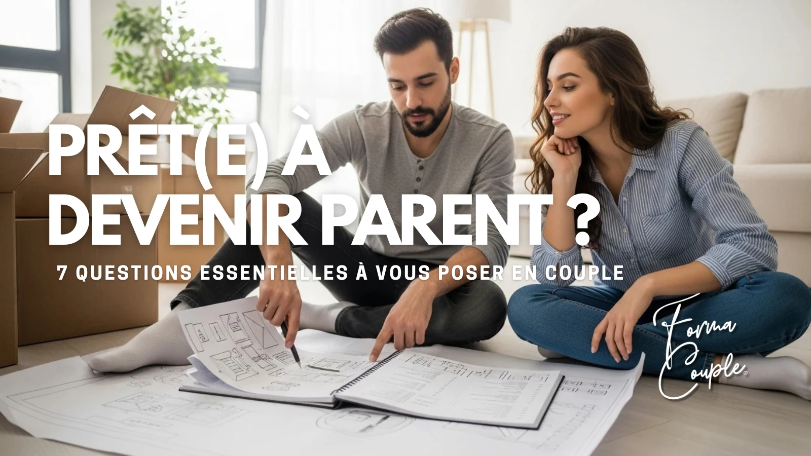 Un couple trentenaire assis sur le sol d'un salon lumineux, planifiant leur avenir ensemble avec un carnet, symbolisant la réflexion consciente avant de devenir parents.