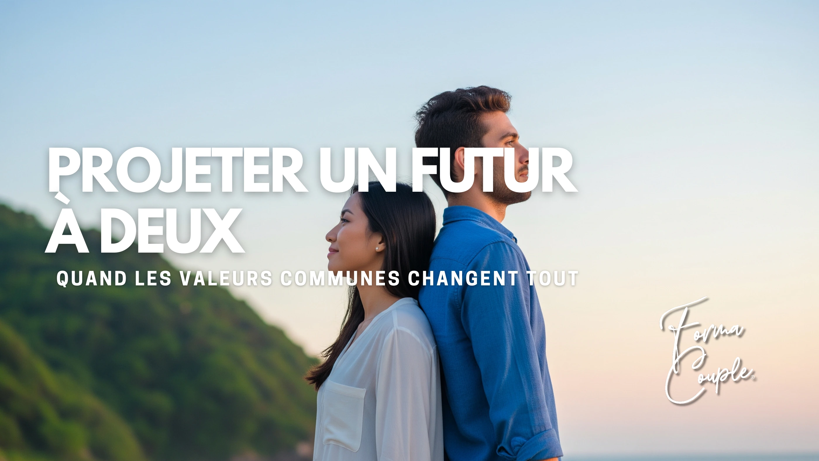 Un jeune couple heureux assis sur le sol d'un salon ensoleillé, créant ensemble un vision board avec des magazines et des photos.